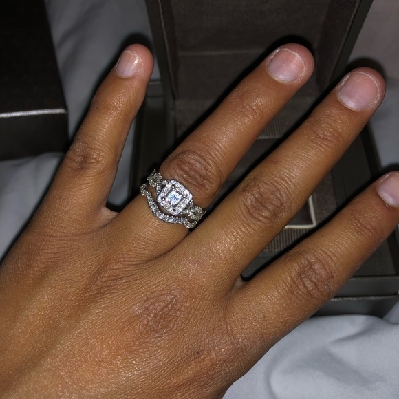 Engagement ring - Picture 3 of 7